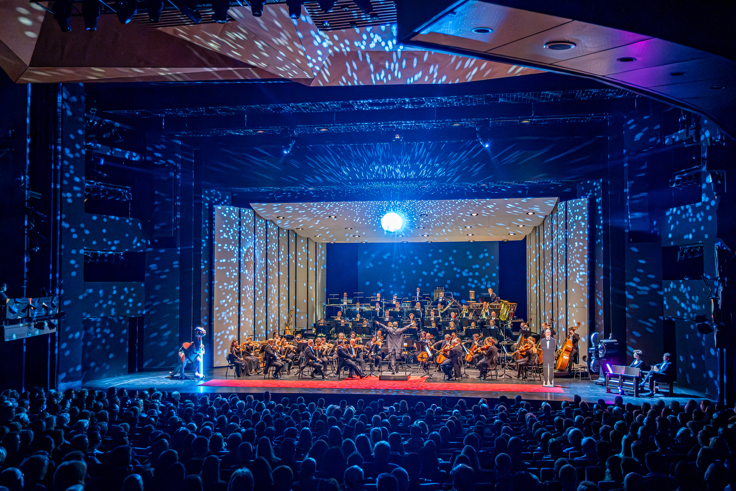 08.10.2022, John Williams in Concert, Mit Musik aus Star Wars, Indiana Jones, Harry Potter und viel mehr, Dirigent: Kiril Stankow, Bühne und Kostüme: Sibylle Pfeiffer, Maria Walter, Moderation: Anne Breitenberger, Tobias Geismann, Laura Wikert, Illustra